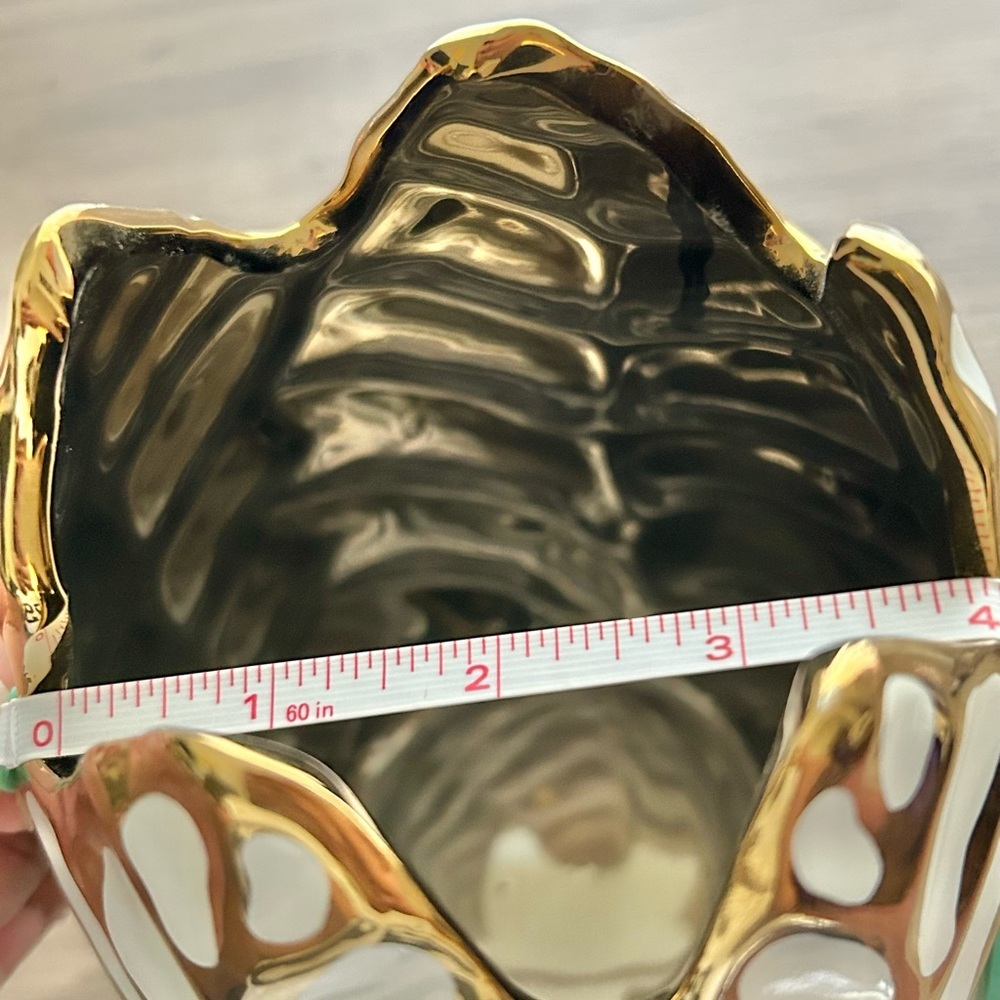 Gold and White Leaf Design Vase-Amazing Condition! - Picture 3 of 4